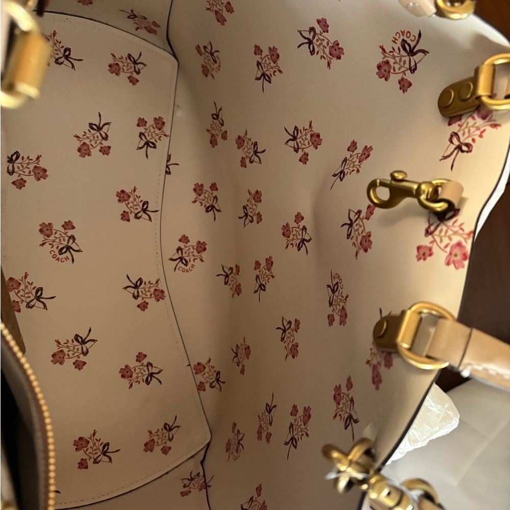 Coach Cream Leather Women's Bag - Picture 4 of 12